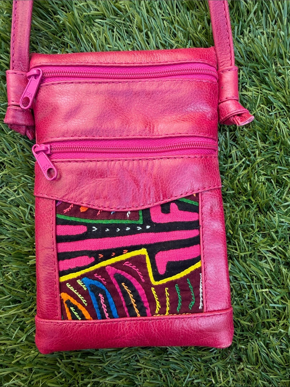 Colombian Leather & Mola Crossbody Passport Bag – Vibrant Pinkish Red